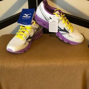 Mizuno Wave Rider 17. NWT. 10.5 Women.